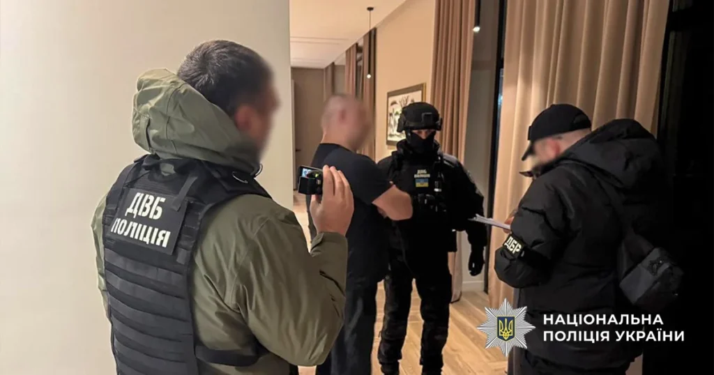 The Ukrainian police during the raid of the fugitive's house.
Source: npu.gov